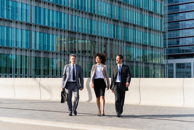 Photo full length of business people walking in city