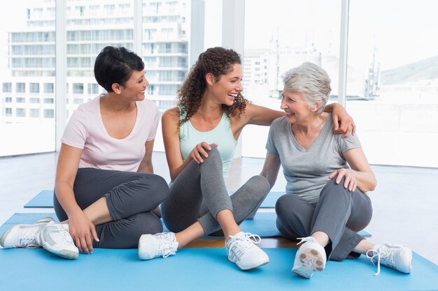 Integrale delle donne allegre nella classe di yoga