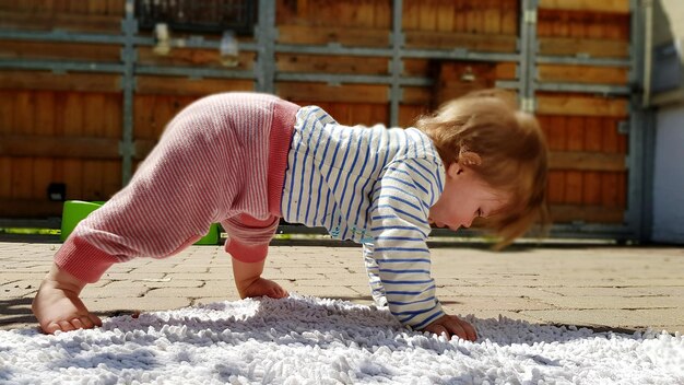 Photo full length of child on snow covered land