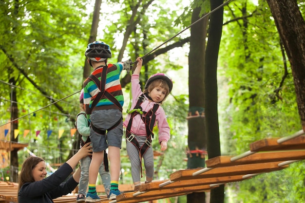 Foto lunghezza completa dei bambini sul tronco dell'albero