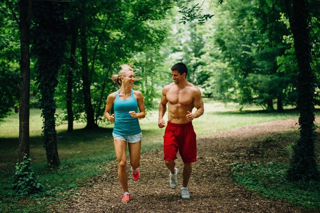 Photo full length of couple jogging on field