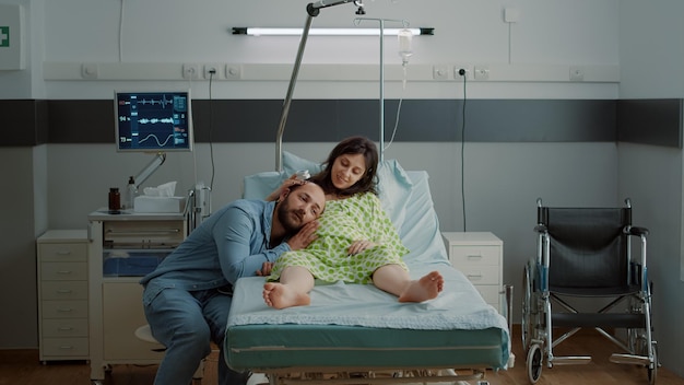 Photo full length of couple sitting at home