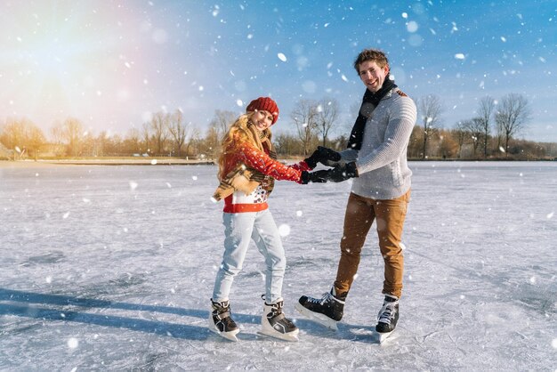 Photo full length of couple standing on snow