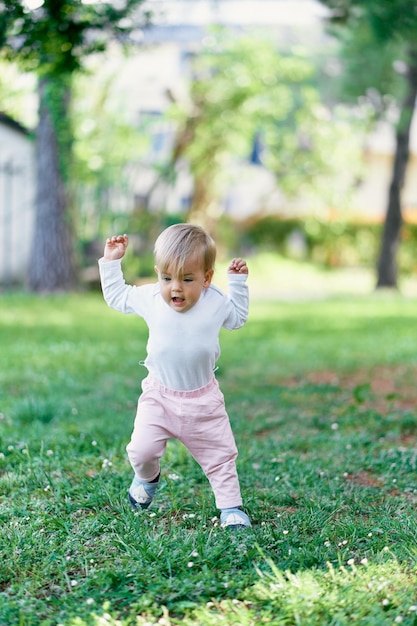 Photo full length of cute baby boy on field