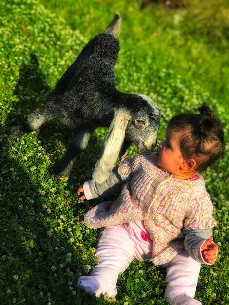 Foto tutta la lunghezza di una bambina carina