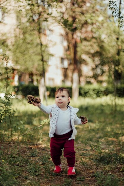 Photo full length of cute boy walking outdoors