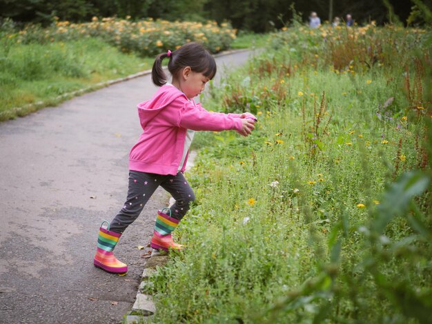 公園で遊んでいる可愛い女の子の長さ