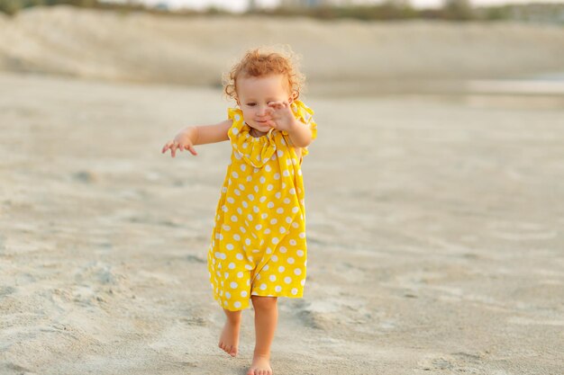 Photo full length of cute girl standing on beach