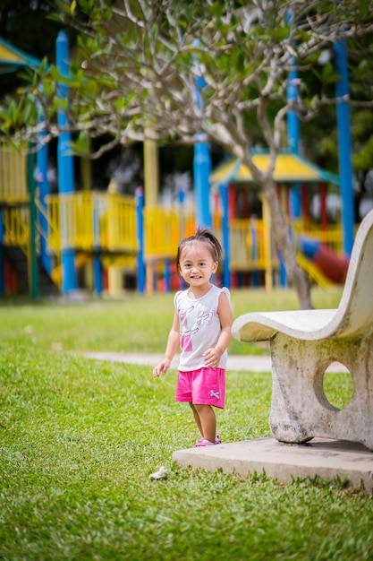 Photo full length of cute girl standing on grass