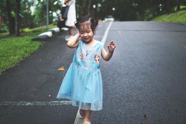 道を歩く可愛い女の子の全長