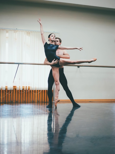 Foto lunghezza completa di ballerini che ballano in uno studio di balletto