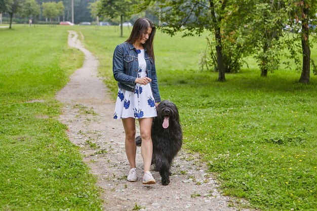 Foto lunghezza intera di un cane