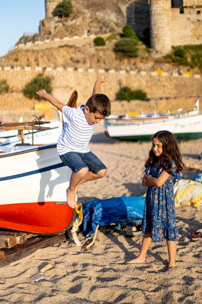 Foto lunghezza piena di amici sulla barca