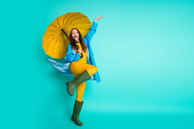 全長ファンキーな夢のような女性が日傘を持って雨滴をキャッチ
