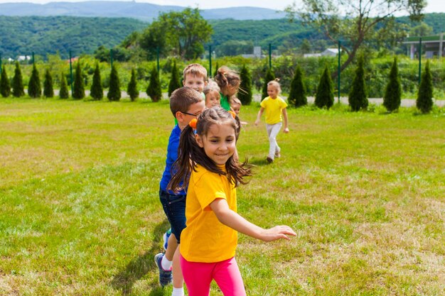 Foto lunghezza completa di una ragazza sul campo