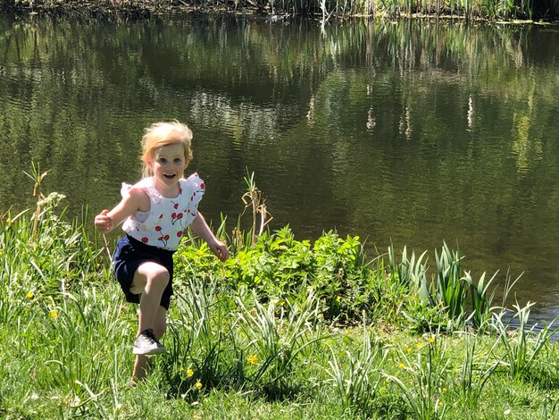 Photo full length of girl in lake