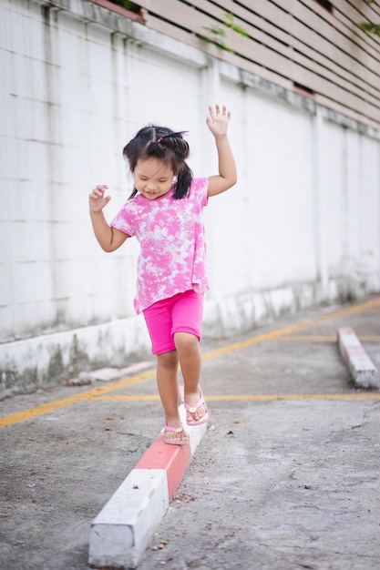 外で遊んでいる女の子の全長