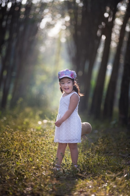 公園で遊んでいる女の子の全長