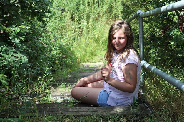 Photo full length of girl sitting on land