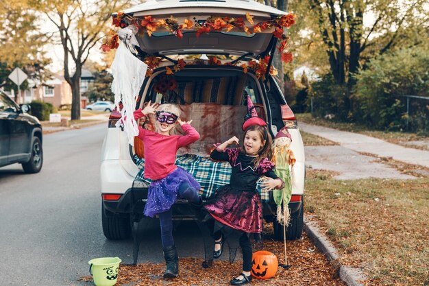 Photo full length of girl sitting on road during autumn