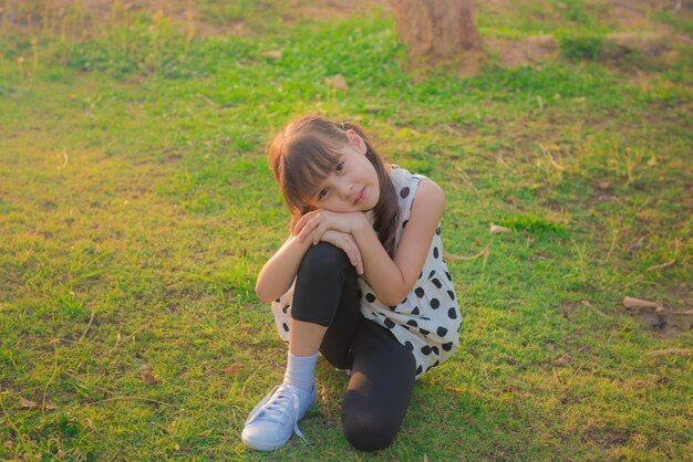 Photo full length of girl standing on field