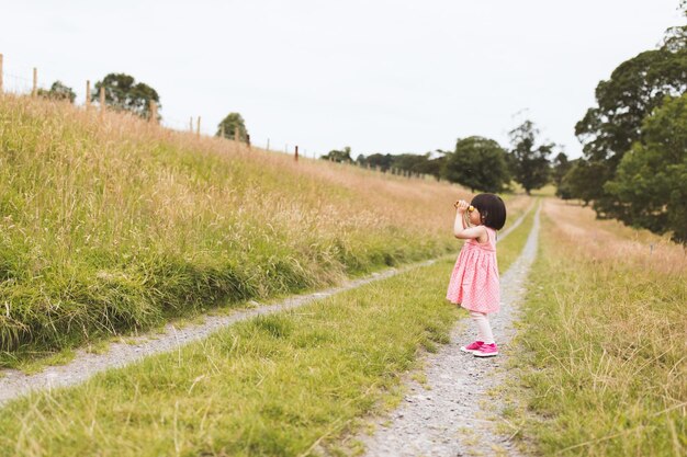 Photo full length of girl standing on field