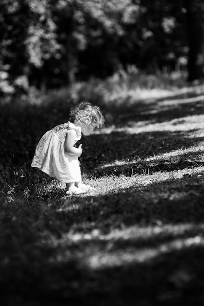 Photo full length of girl standing on field