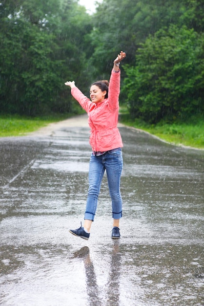 Foto lunghezza completa di una ragazza in piedi sulla strada