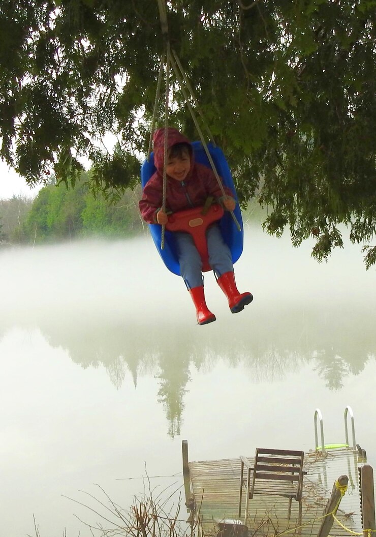 Photo full length of girl swinging on rope swing against lake