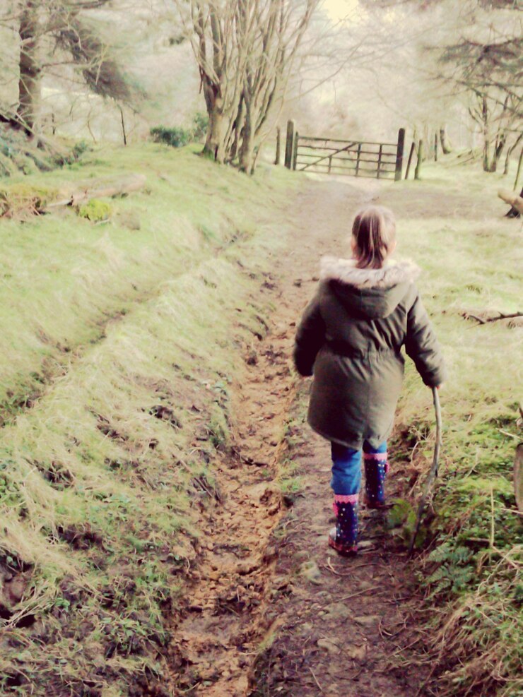 Photo full length of girl walking on field