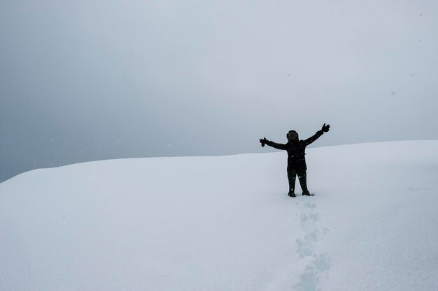 Foto tutta la lunghezza della mano sulla neve