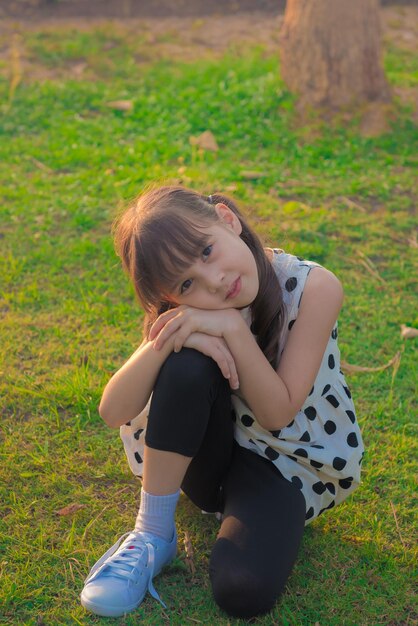 Photo full length of happy girl on field