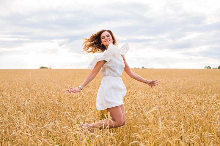 Photo full length of happy woman standing on field against sky