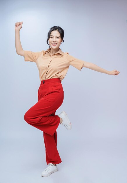 Photo full length image of young asian business woman on background