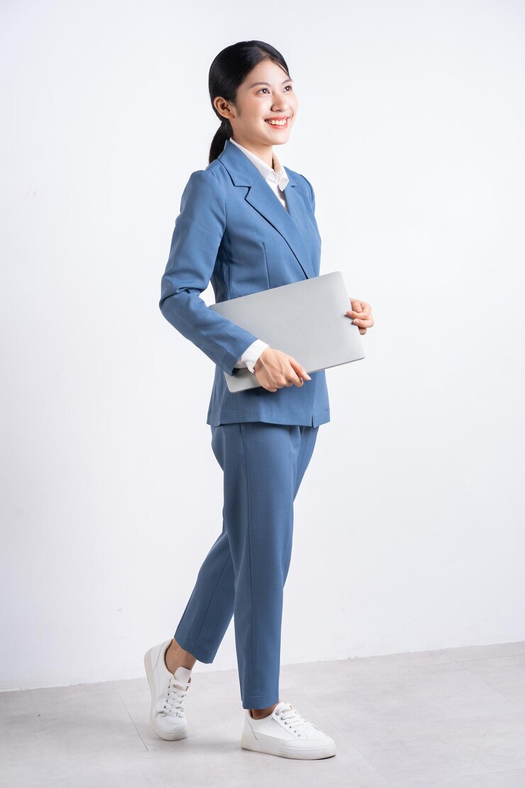 Photo 노트북을 들고 젊은 아시아 사업가의 전체 길이 이미지