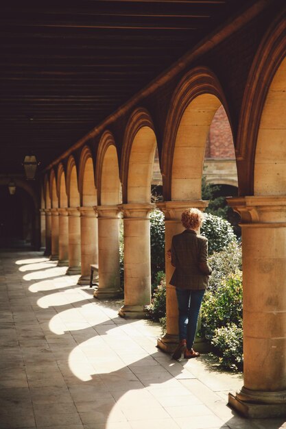 Photo full length of a lonely woman