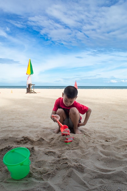 Photo full length of man on beach against sky