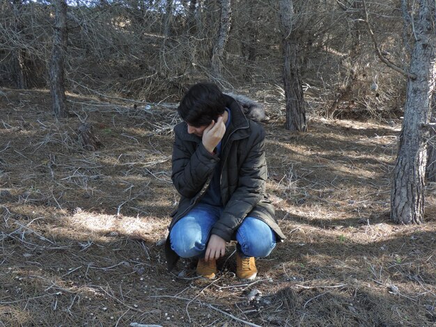 Photo full length of man crouching on field