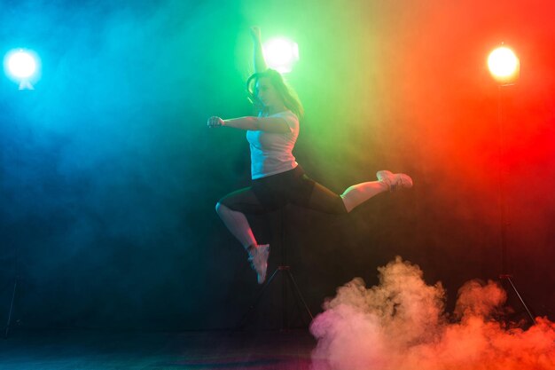 Photo full length of man dancing at illuminated nightclub