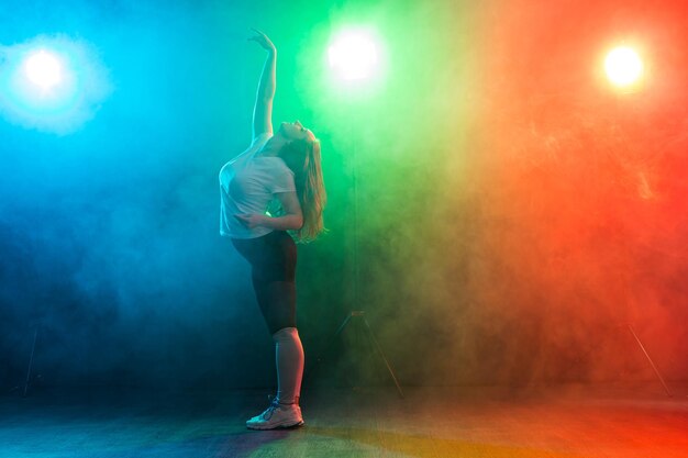 Photo full length of man dancing at night