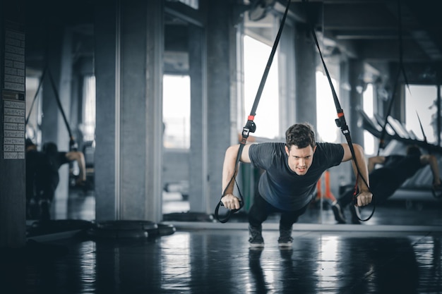 Foto lunghezza intera di un uomo che si esercita in palestra