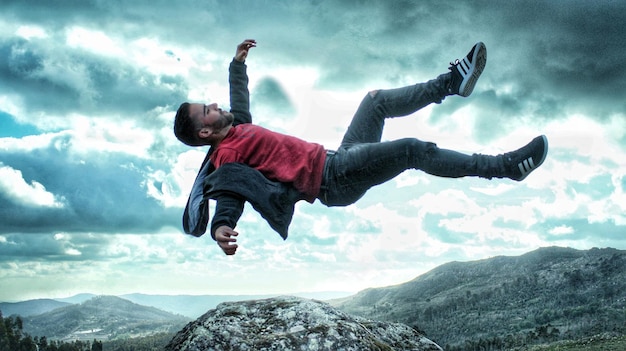 Photo full length of man falling against sky