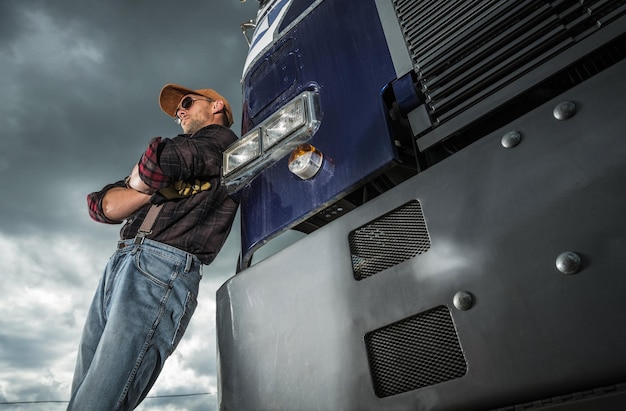 Photo full length of man holding metal structure against sky