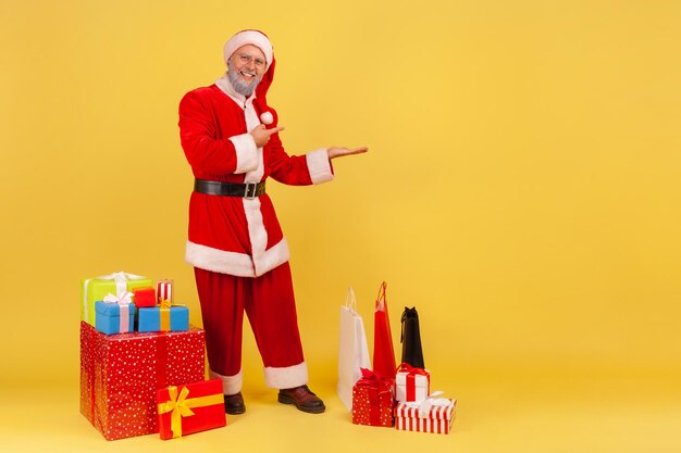 Photo full length of man holding umbrella against orange background