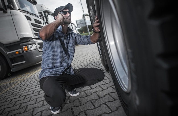 Foto lunghezza completa di un uomo che tiene un ombrello in strada in città