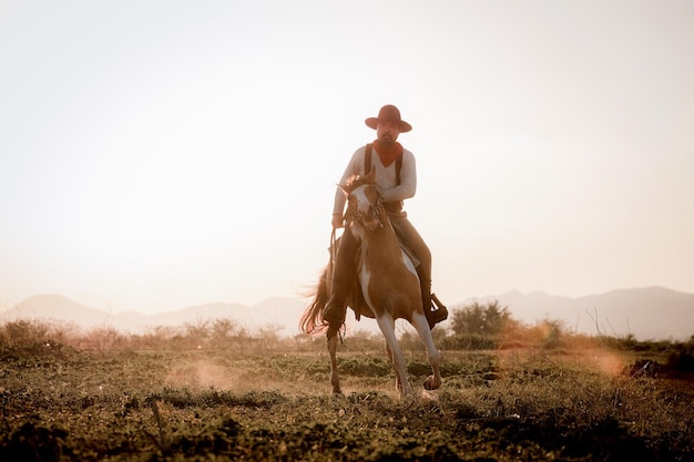 Foto lunghezza completa di un uomo a cavallo contro il cielo