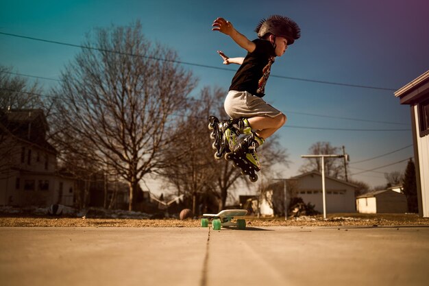 Photo full length of man jumping in city against sky