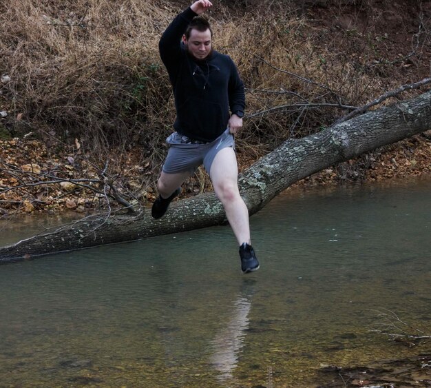 Photo full length of man jumping in river