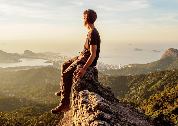 Photo full length of man looking at view of mountains