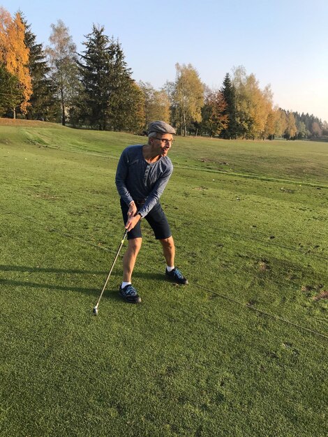 Foto lunghezza intera di un uomo che gioca a golf